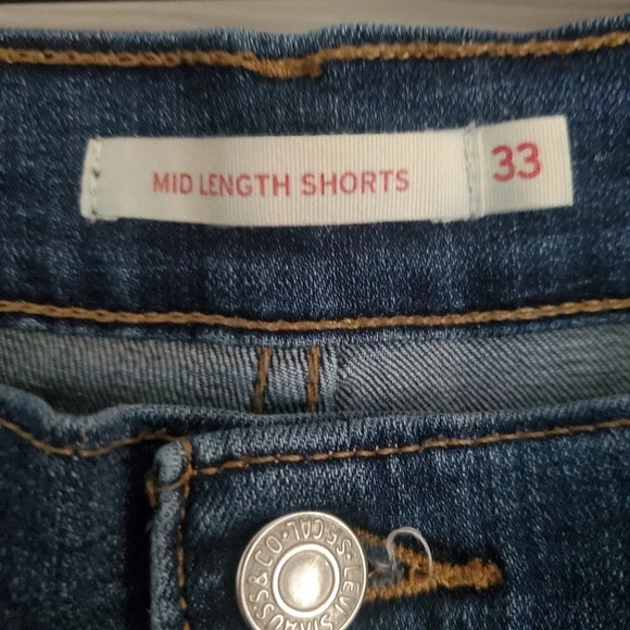 LEVIS MID LENGTH SHORTS, SIZE 33 - Picture 4 of 4